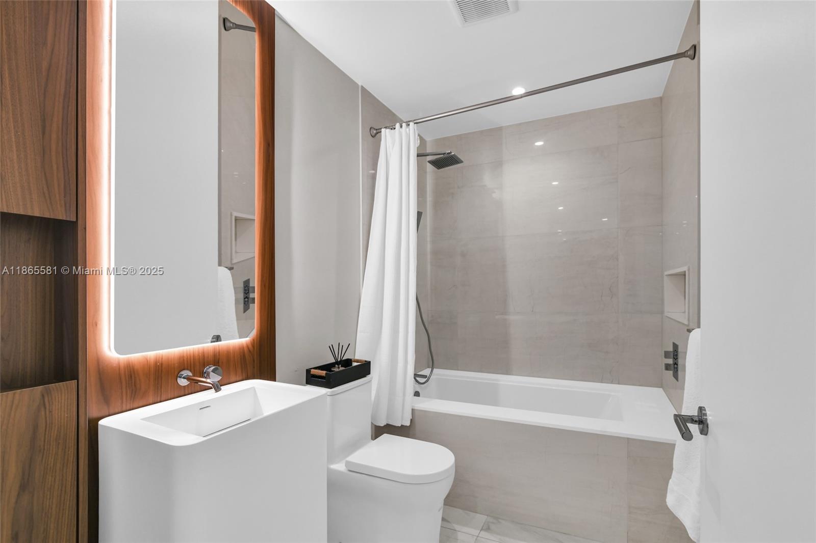 ALINA 220 BOCA RATON COND - Residential