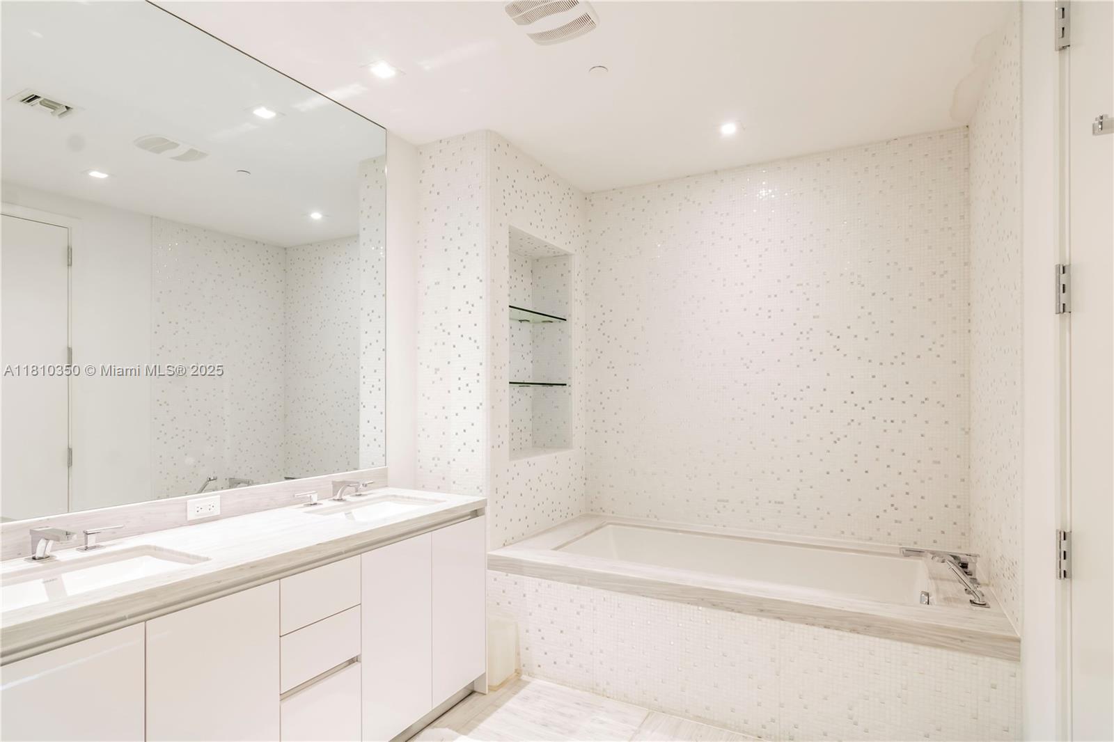 JADE SIGNATURE CONDO - Residential