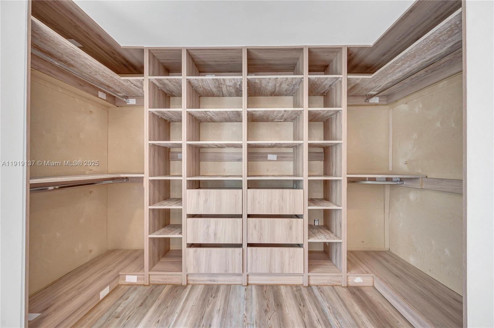 CRAVERO LAKE SHORE ESTATE - Residential