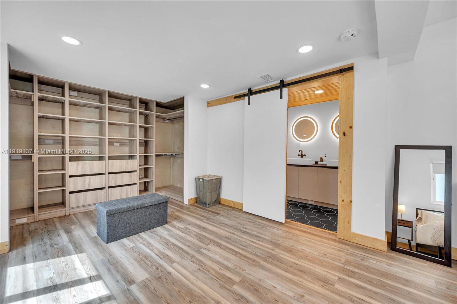 CRAVERO LAKE SHORE ESTATE - Residential