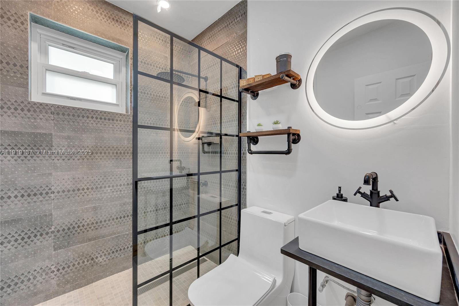 CRAVERO LAKE SHORE ESTATE - Residential