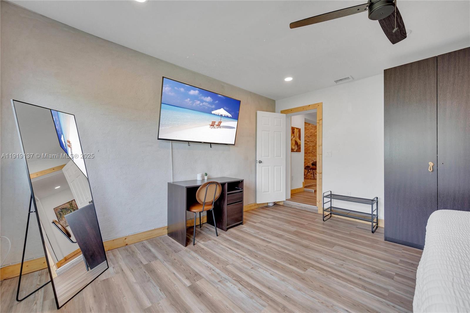 CRAVERO LAKE SHORE ESTATE - Residential