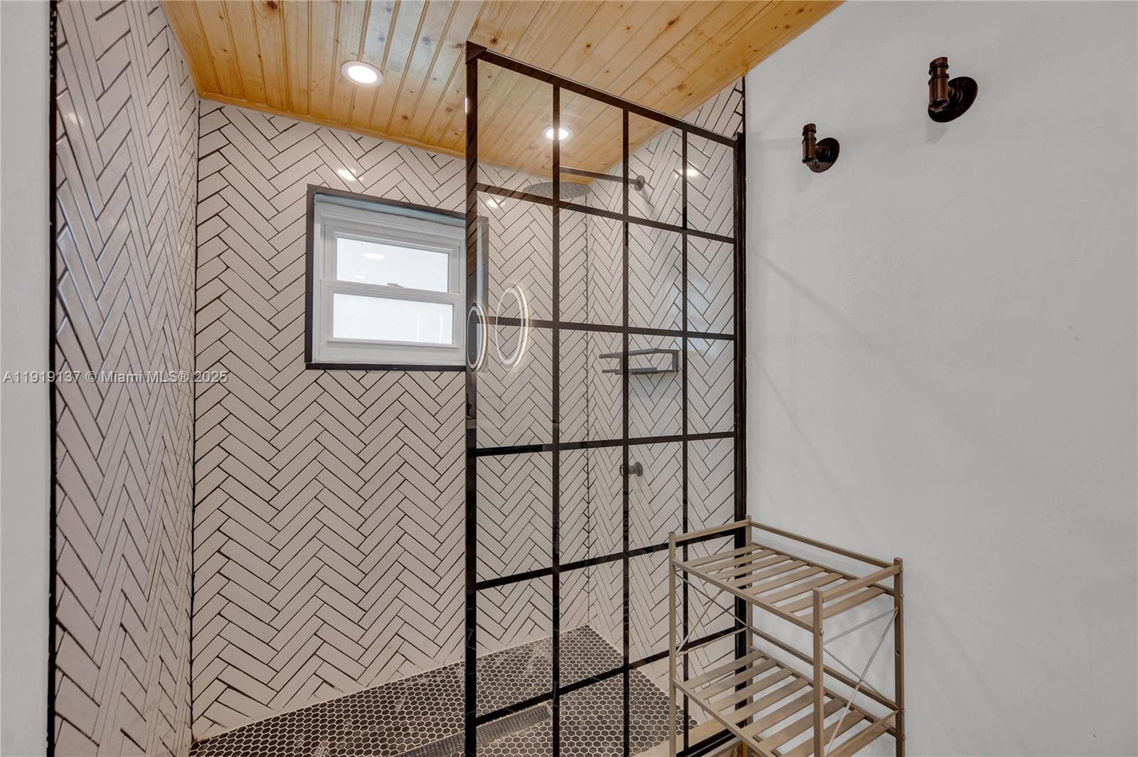 CRAVERO LAKE SHORE ESTATE - Residential