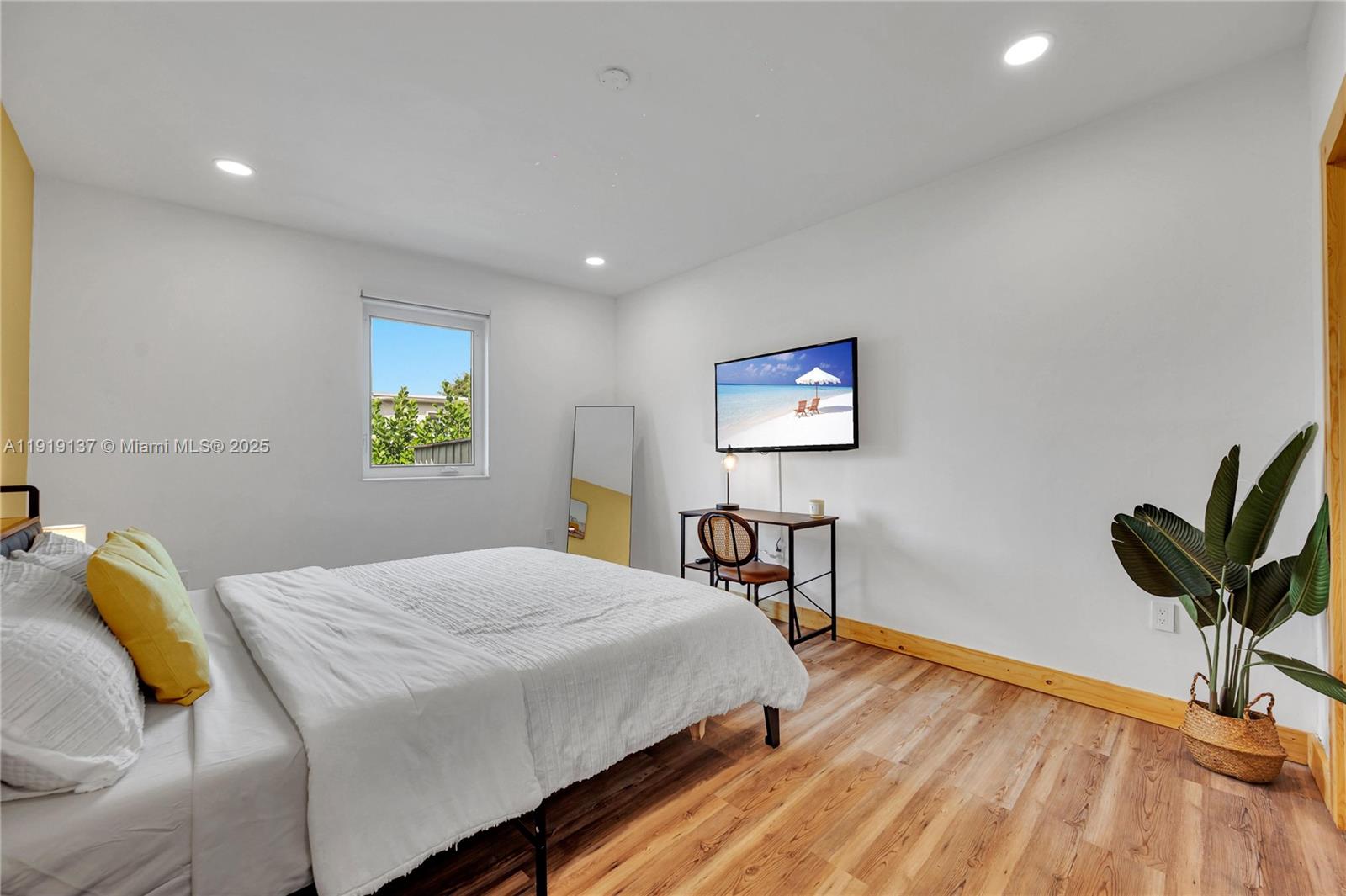 CRAVERO LAKE SHORE ESTATE - Residential