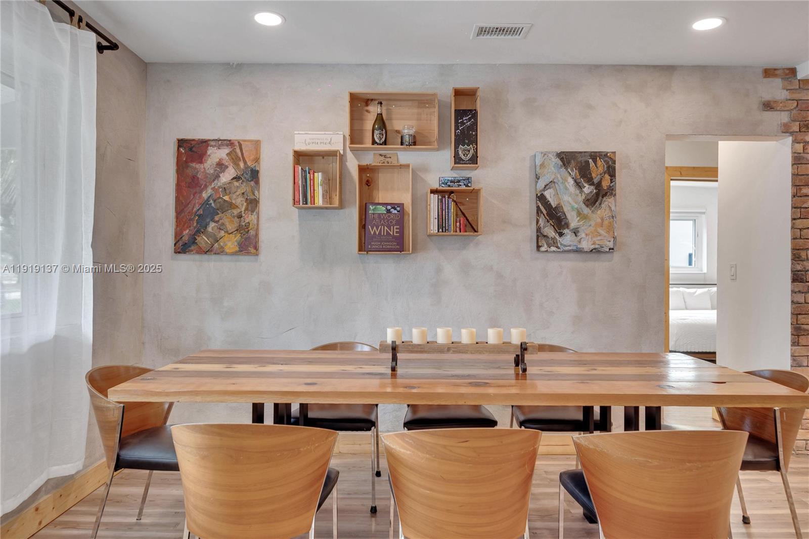 CRAVERO LAKE SHORE ESTATE - Residential