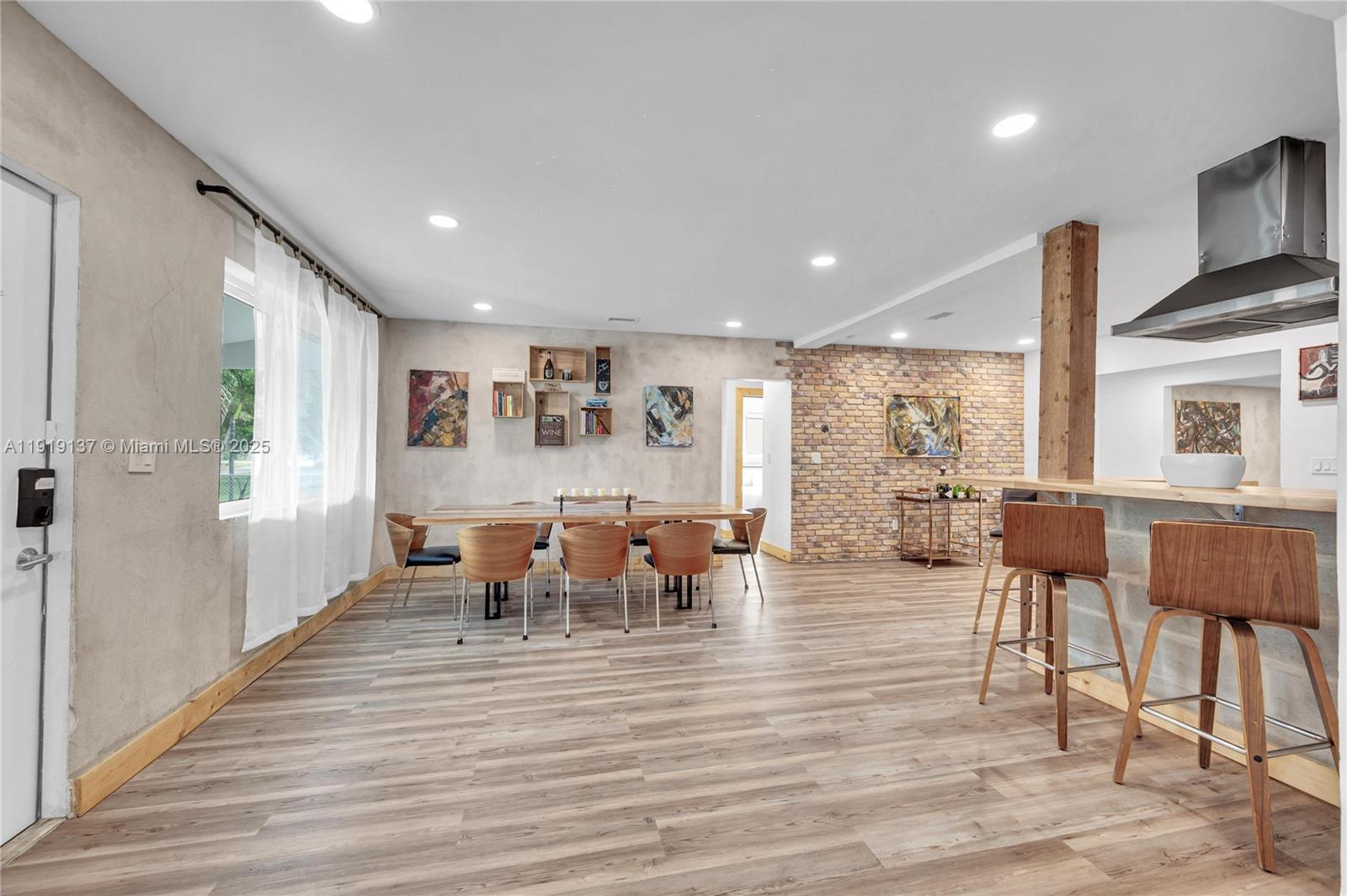 CRAVERO LAKE SHORE ESTATE - Residential