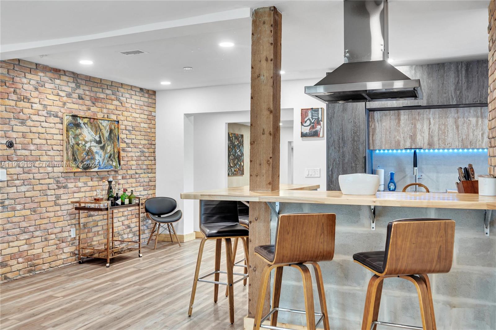 CRAVERO LAKE SHORE ESTATE - Residential