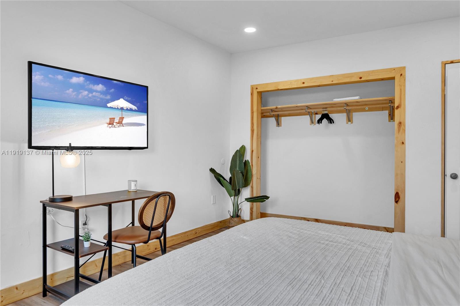 CRAVERO LAKE SHORE ESTATE - Residential