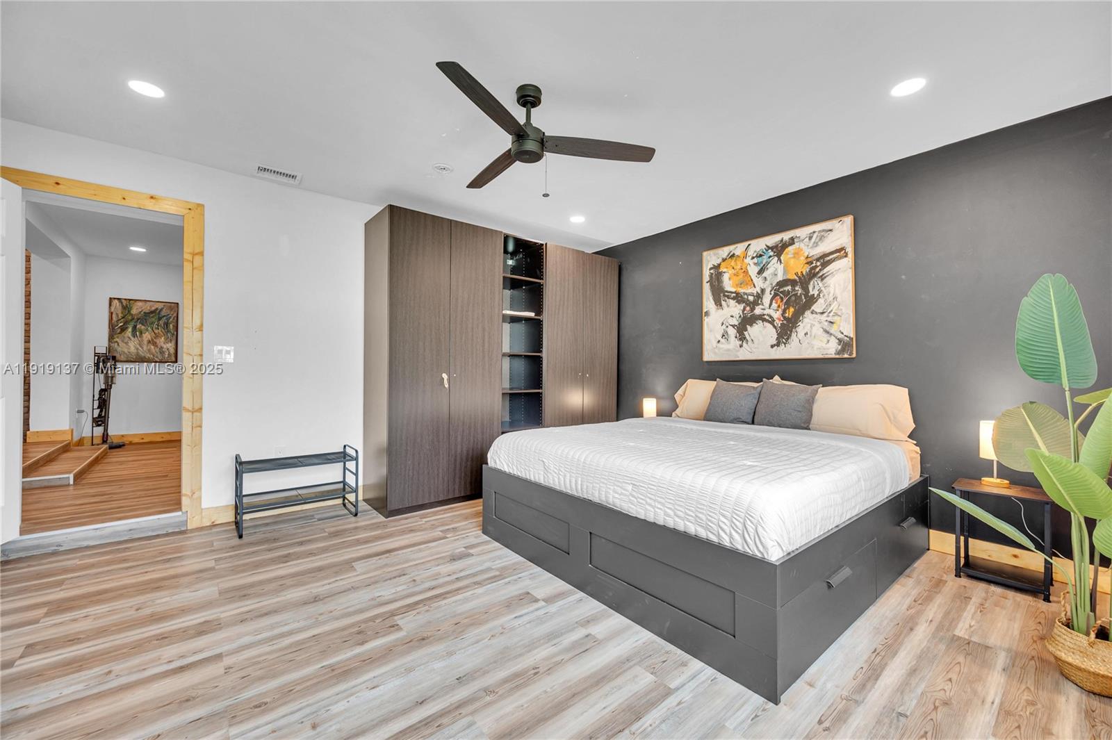 CRAVERO LAKE SHORE ESTATE - Residential