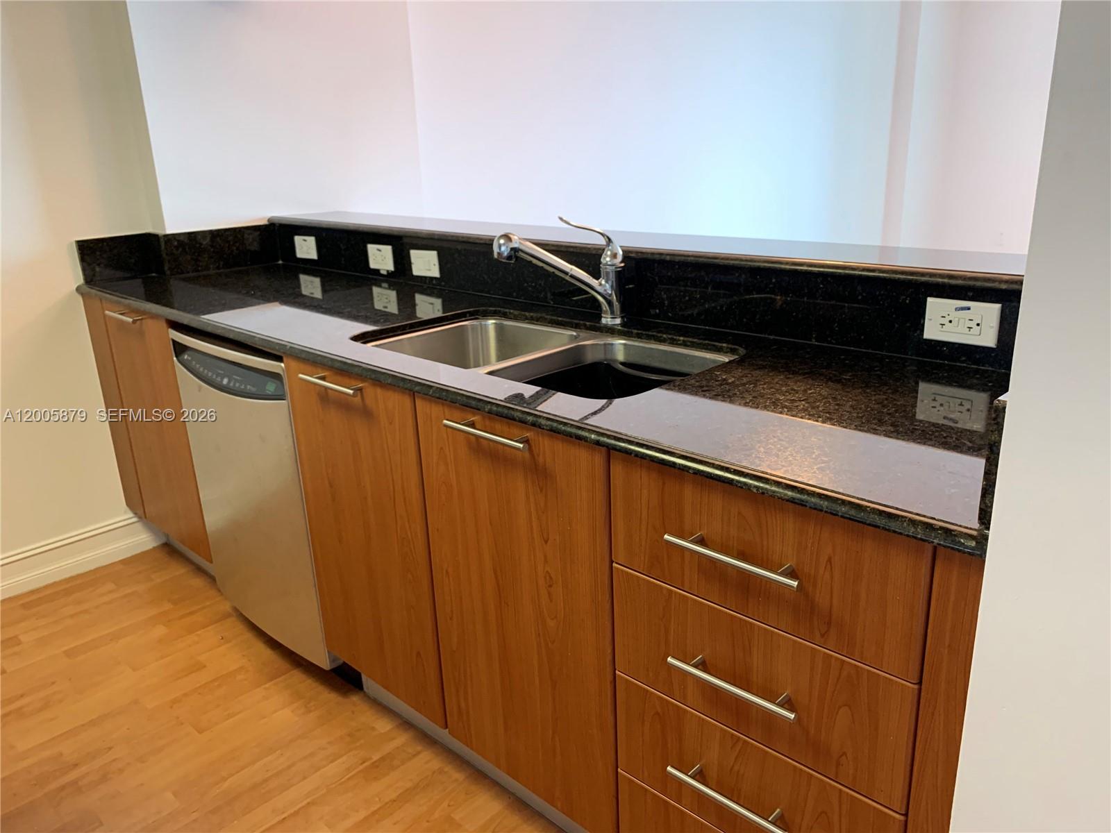 1800 CLUB CONDO - Residential Lease