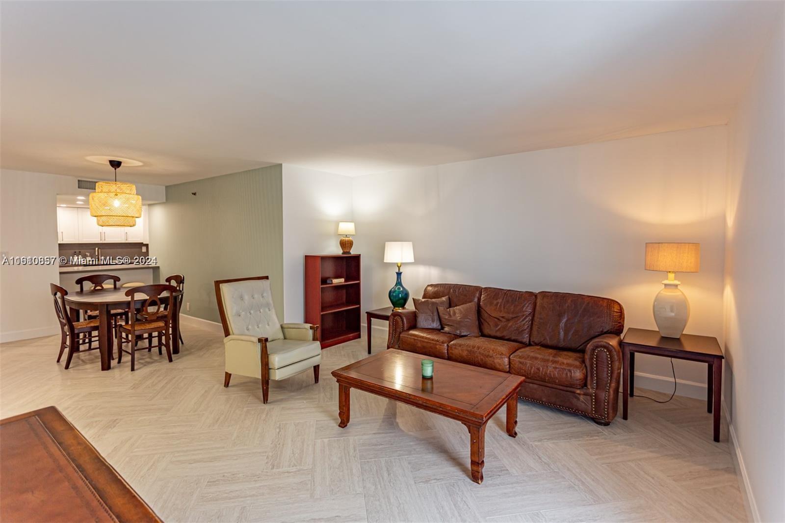 Photo 1 of 2401 Collins Ave 1012, Miami Beach, Florida, $4,200, Web #: 11610857