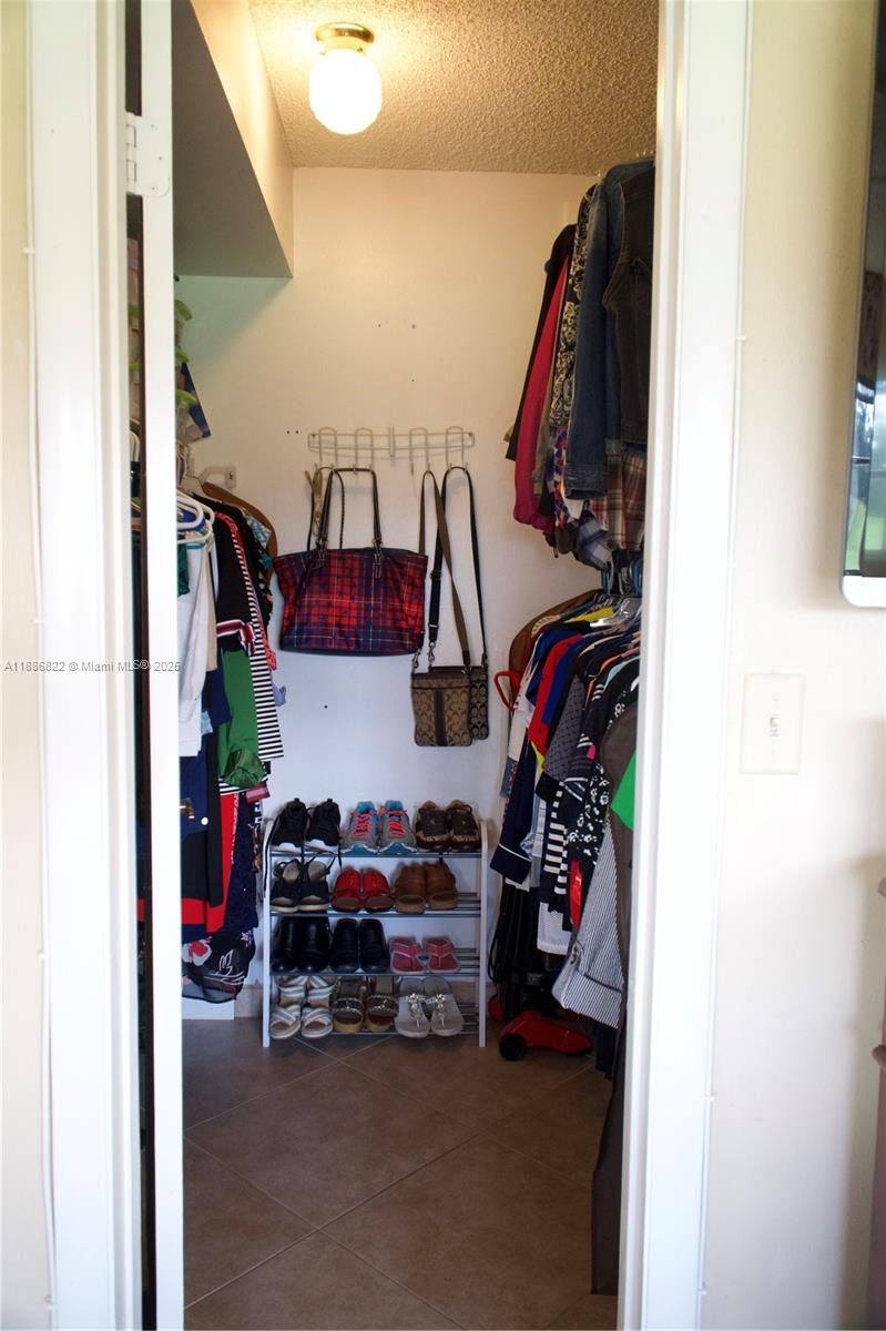HOLLYBROOK GOLF AND - Residential Lease