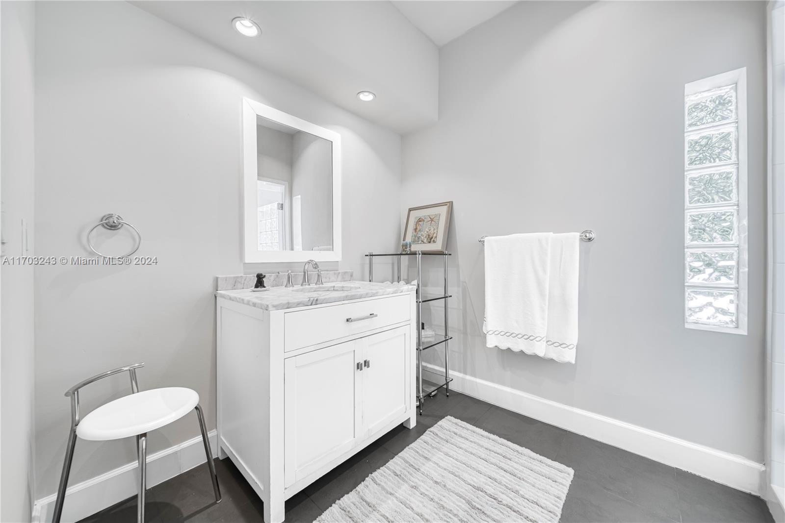 COLLINS MANOR - Residential