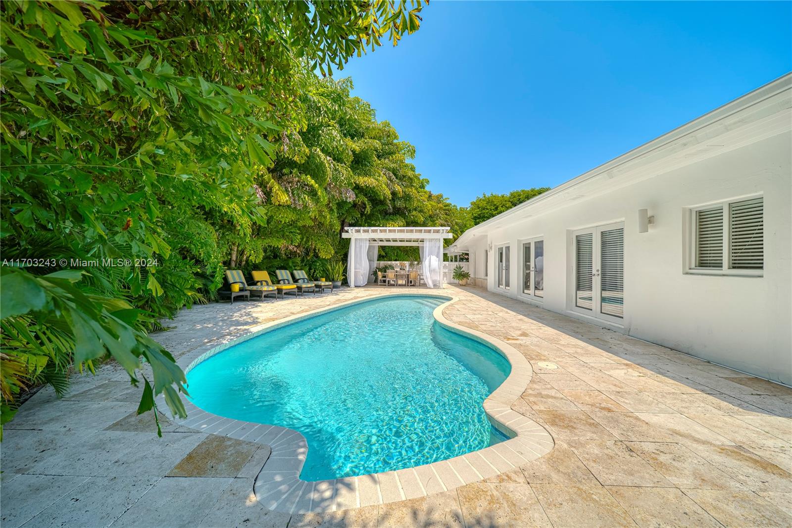 COLLINS MANOR - Residential