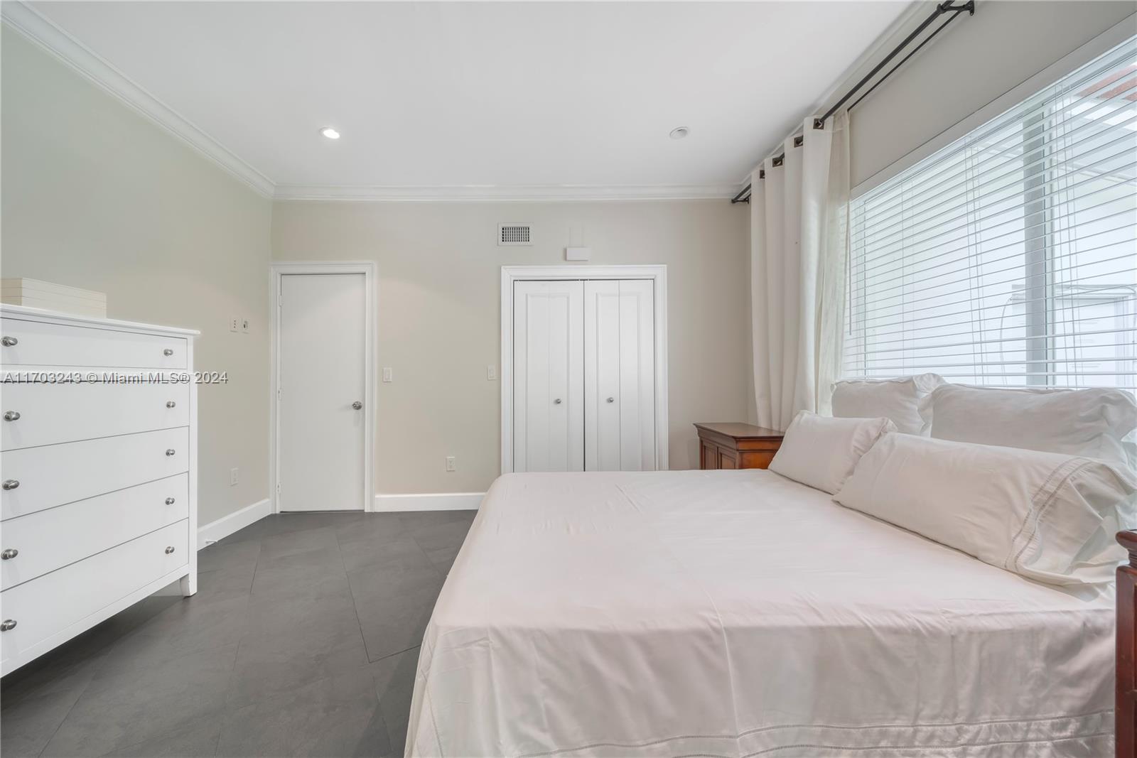 COLLINS MANOR - Residential