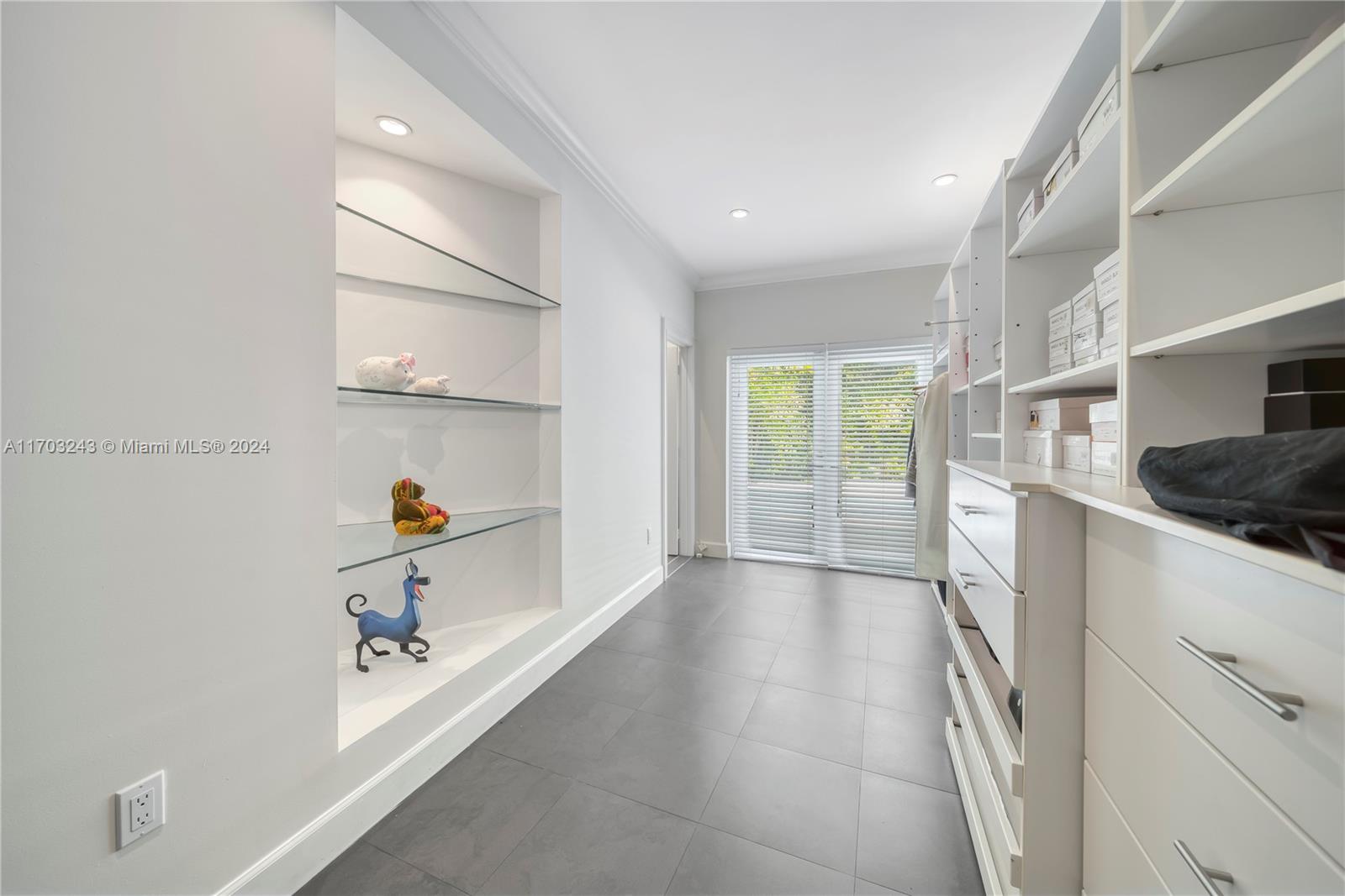 COLLINS MANOR - Residential