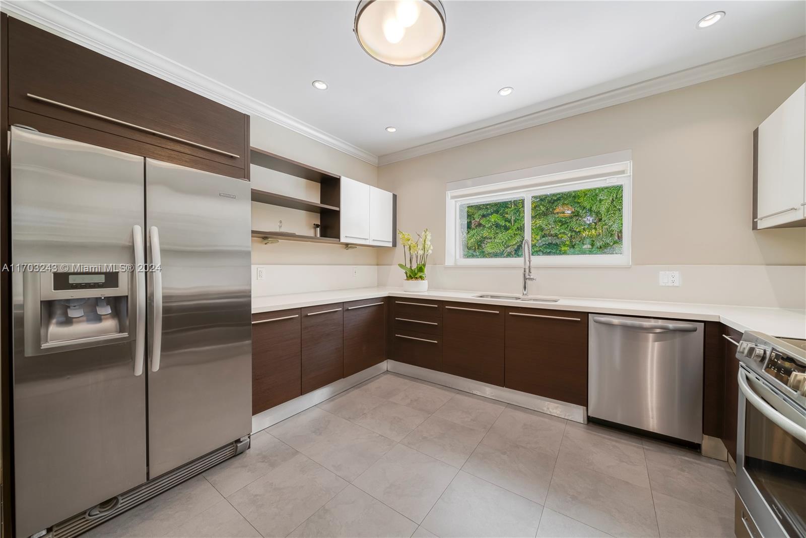 COLLINS MANOR - Residential