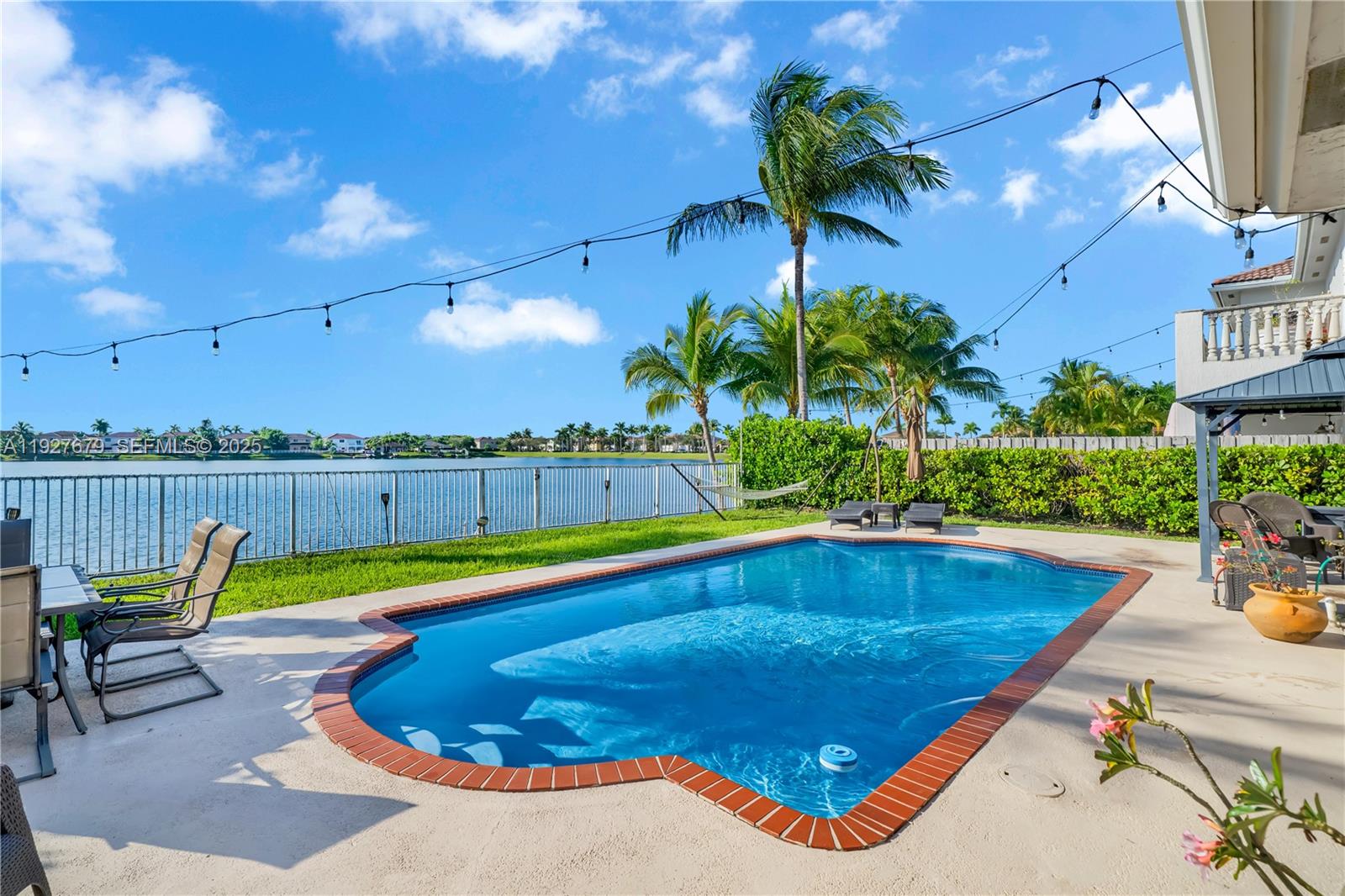 TWIN LAKE SHORES EAST - Residential