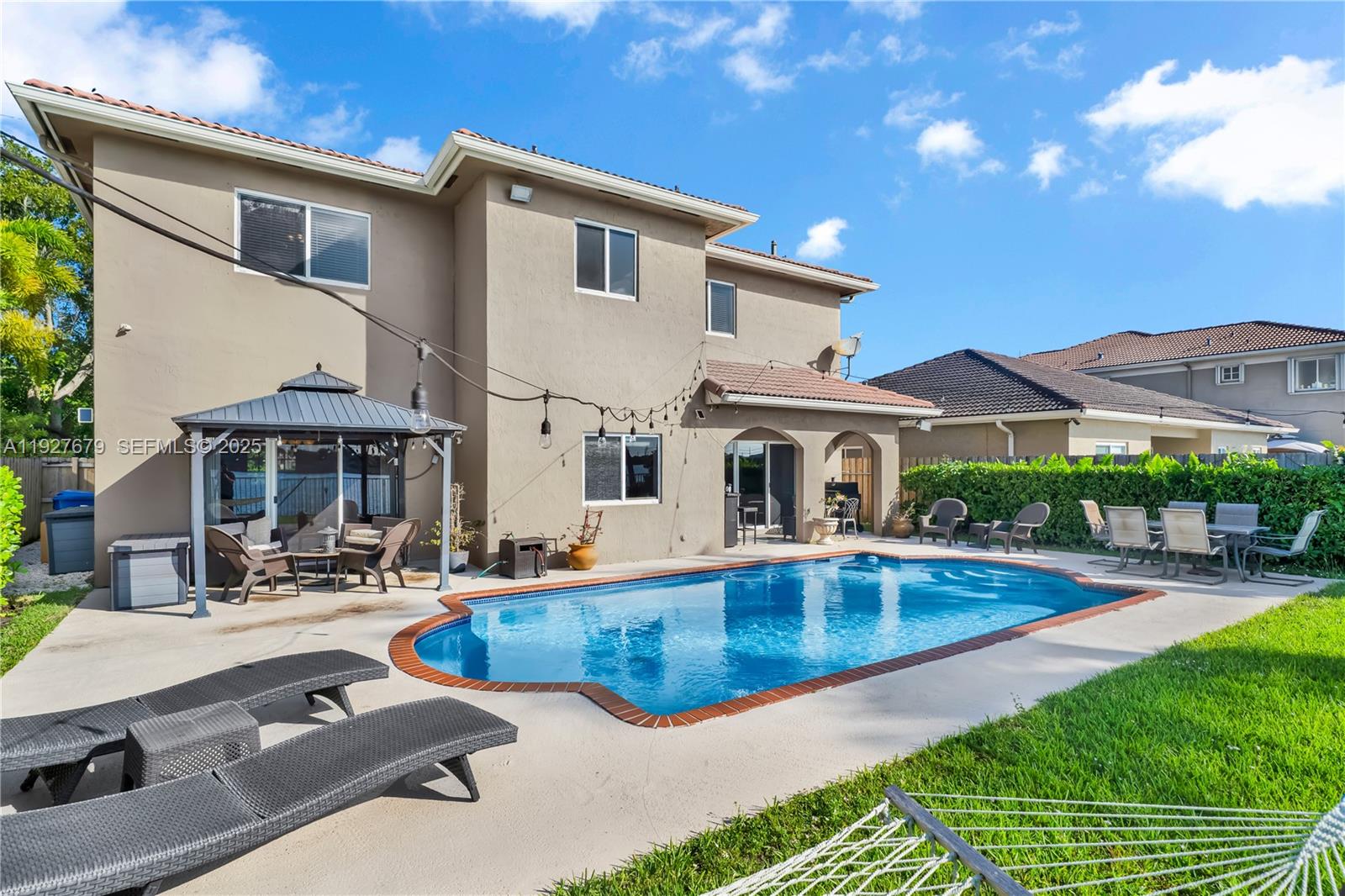 TWIN LAKE SHORES EAST - Residential