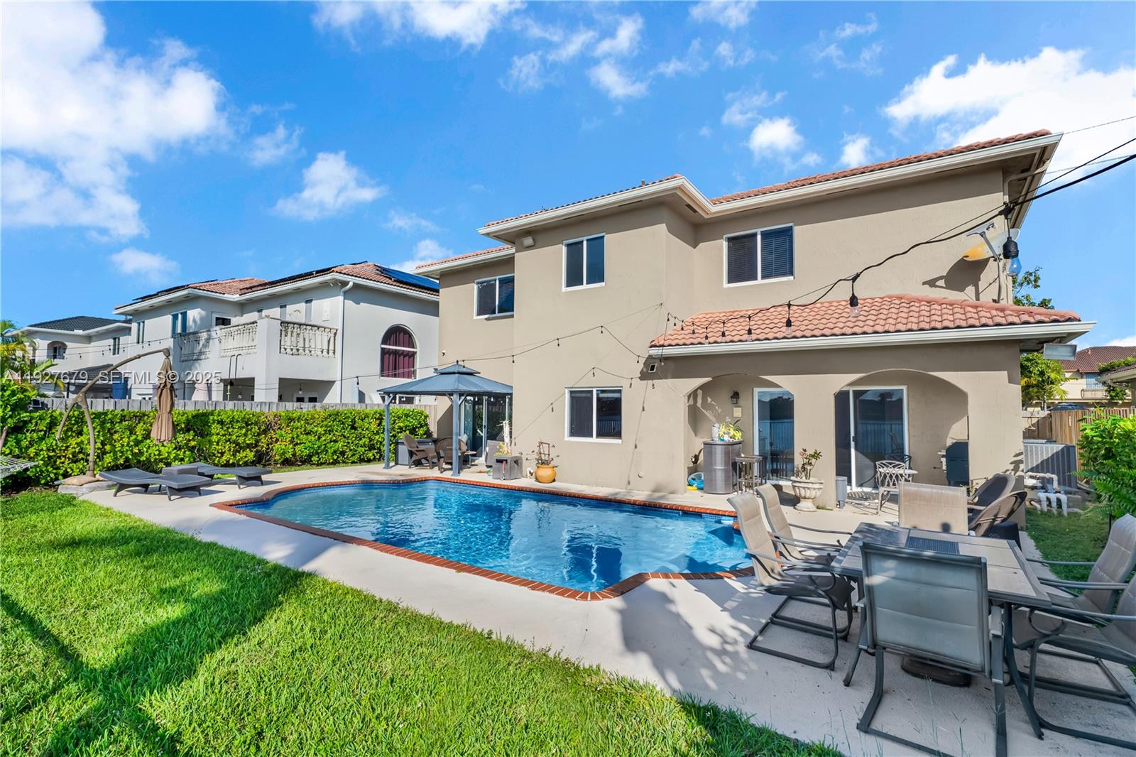 TWIN LAKE SHORES EAST - Residential