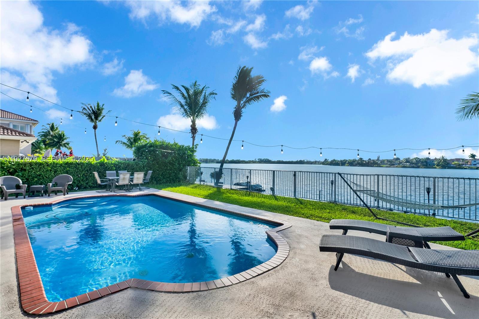 TWIN LAKE SHORES EAST - Residential