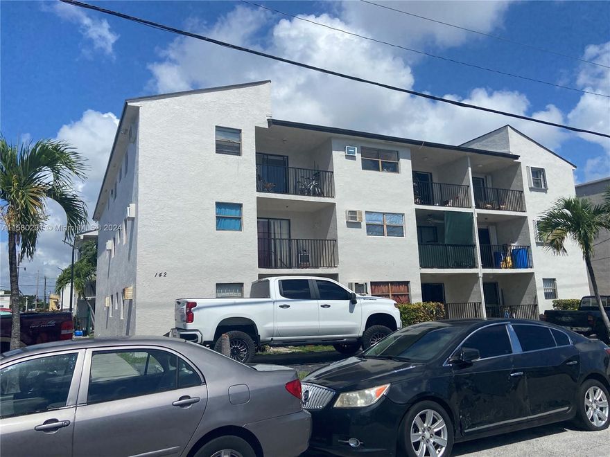 *** REDUCED *** REDUCED *** EXCELLENT LOCATION AND PRICE, MOVE-IN READY, VACANT FOR FAST SALE, CLOSE TO DOWNTOWN, MIAMI AIRPORT, MAJOR HIGHWAYS, CALLE OCHO, BRICKELL  AVENUE, MARLINS STADIUM, GREAT PRICE, NICE 2 BED 1 BATH, TERRAZZO FLOORS, UPDATED KITCHEN AND BATH, OVERALL UNIT IN GREAT CONDITION, GREAT INVESTMENT.
MUST SEE!!
EASY TO SHOW!!