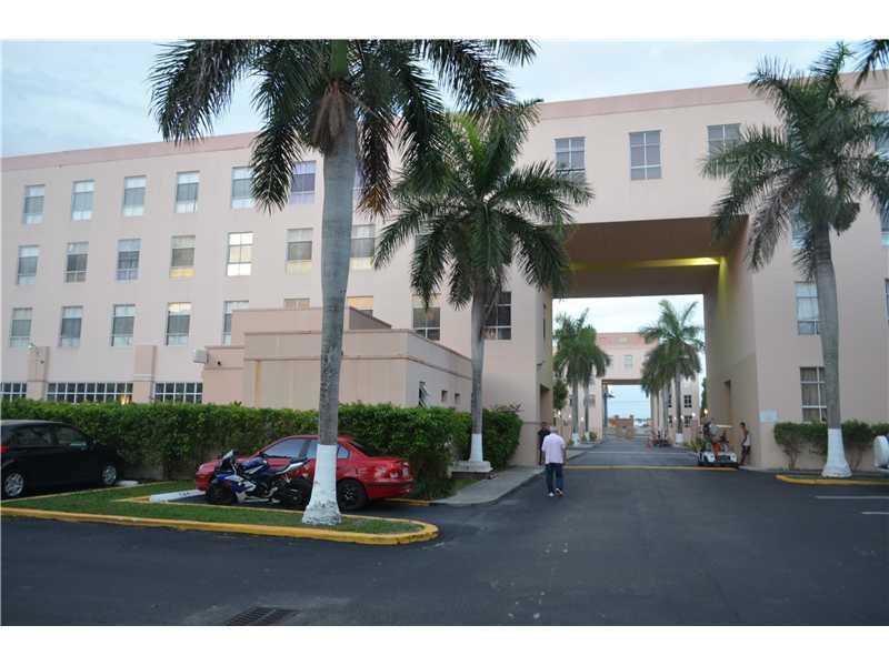 Spacious 2 bed 2 bath 2 parking next to Palmetto Hospital. Excellent location, no pets.