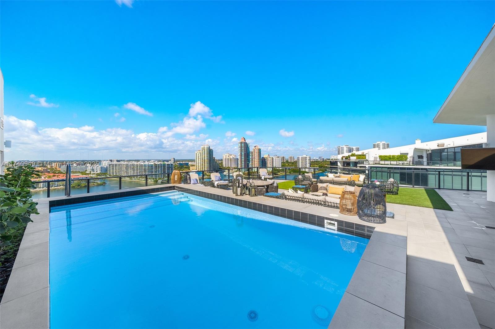 PRIVE CONDO - Residential