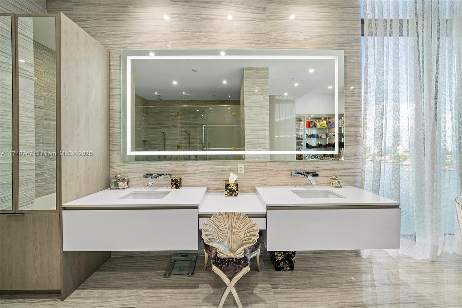 PRIVE CONDO - Residential