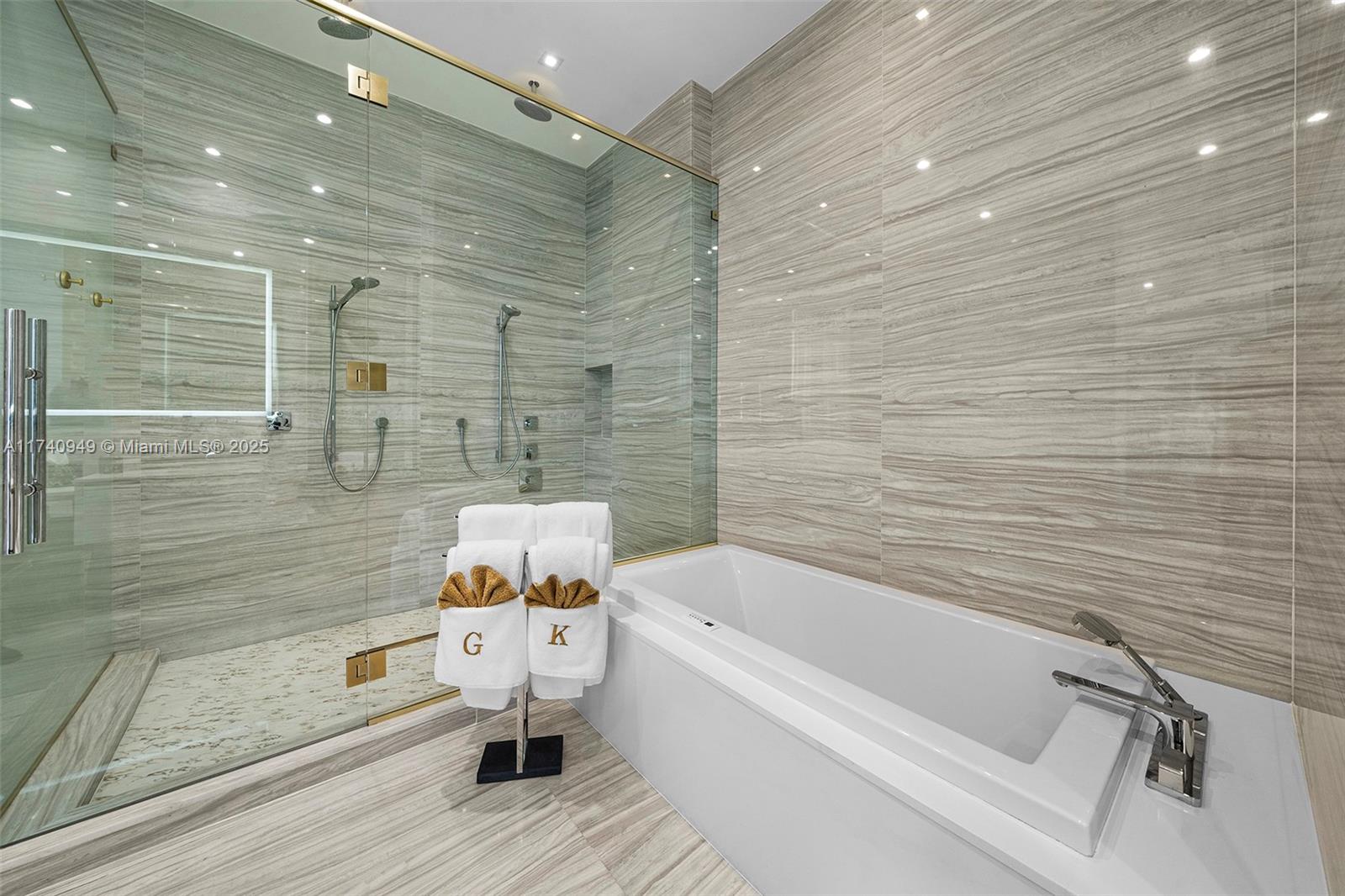 PRIVE CONDO - Residential