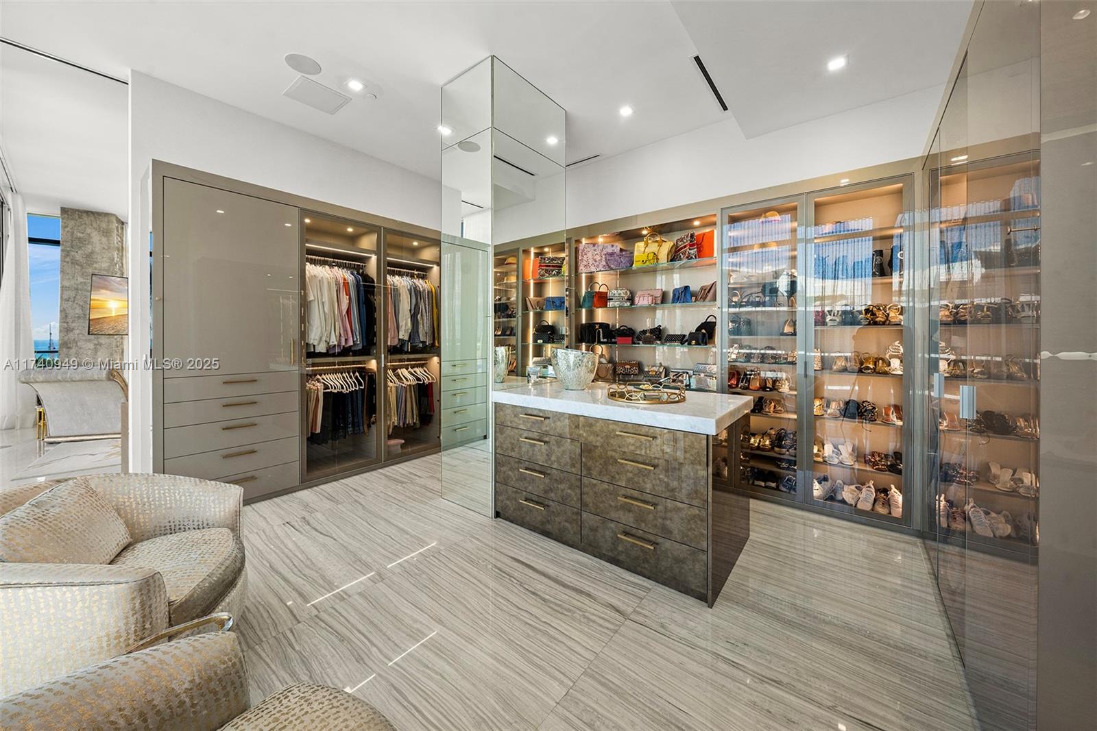 PRIVE CONDO - Residential
