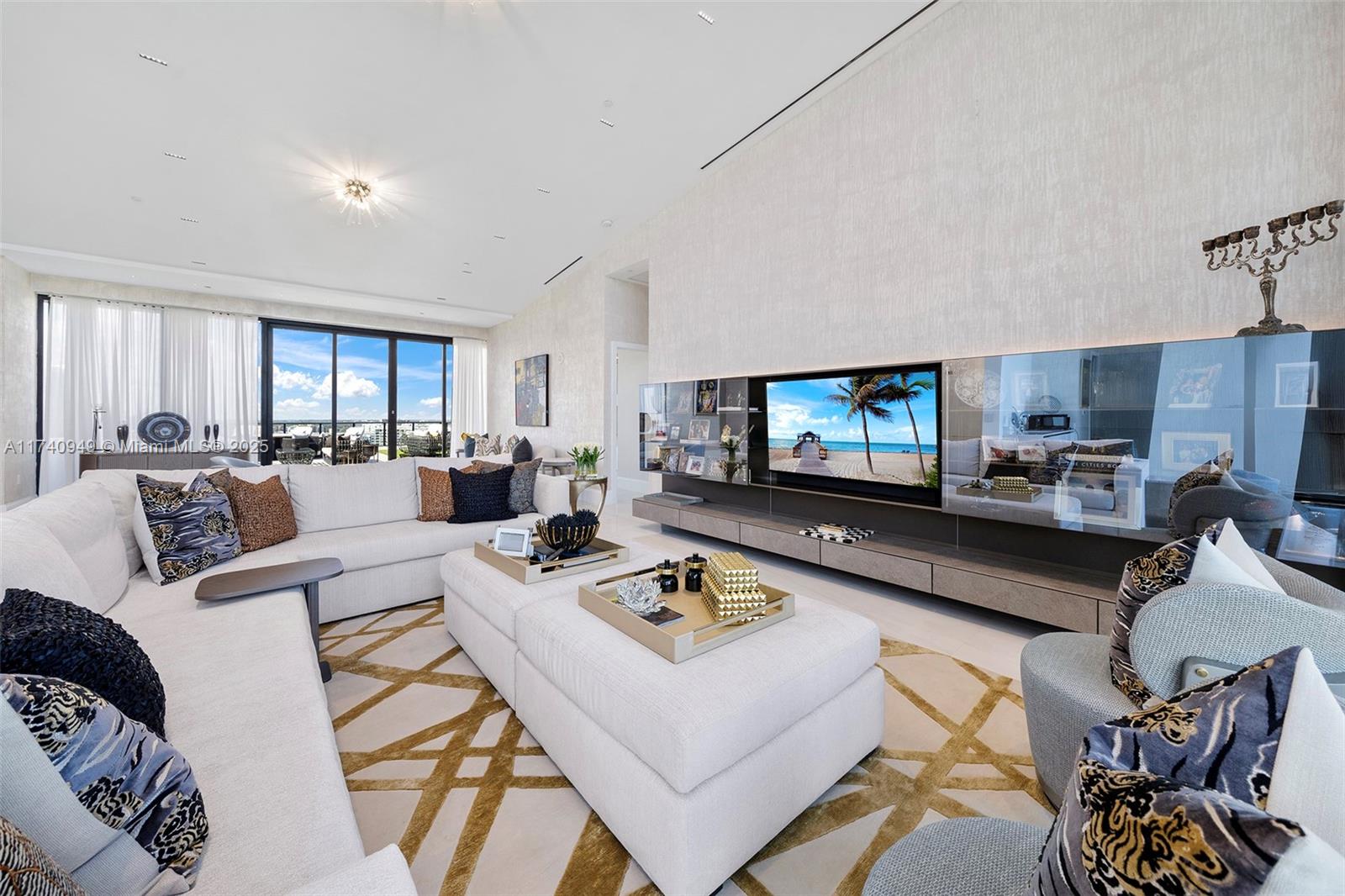 PRIVE CONDO - Residential