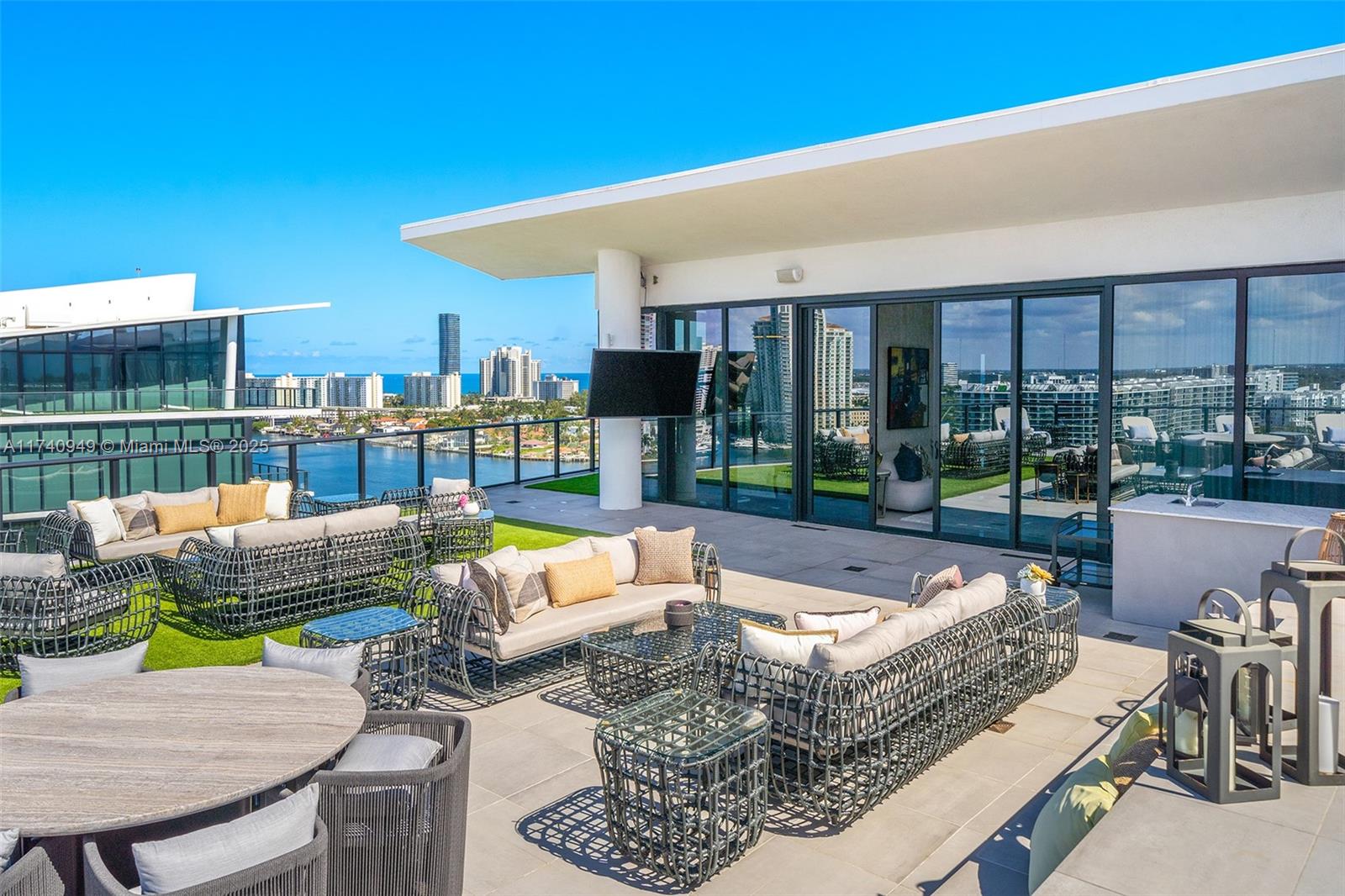 PRIVE CONDO - Residential