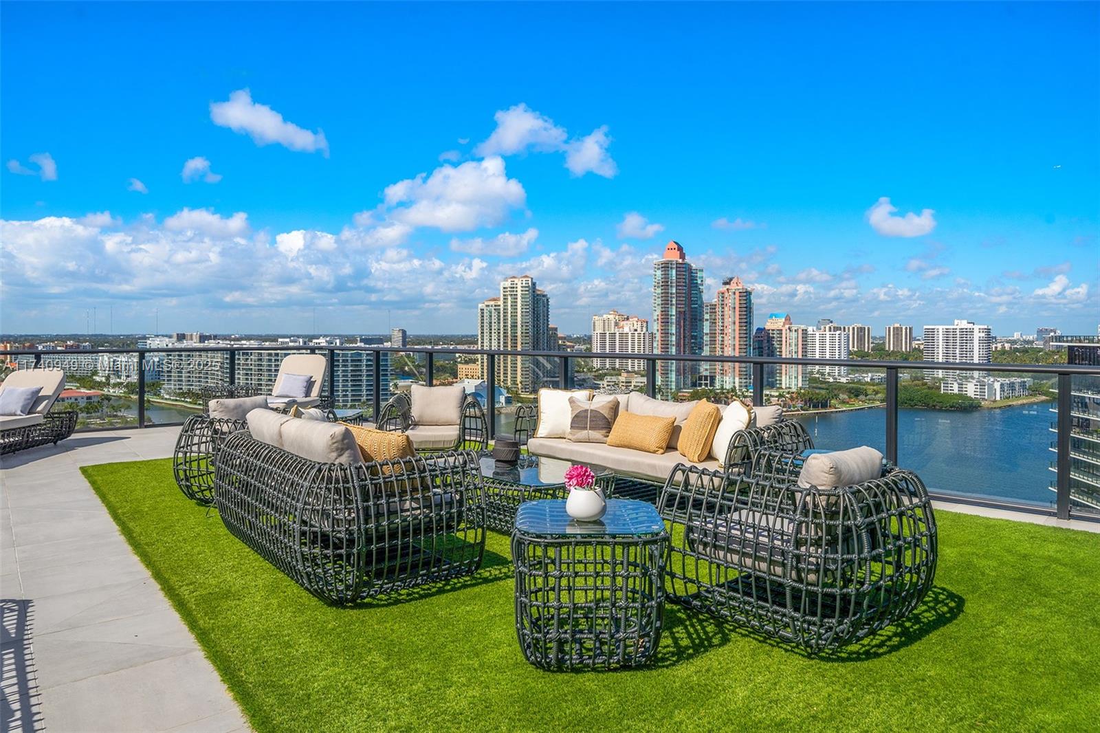 PRIVE CONDO - Residential