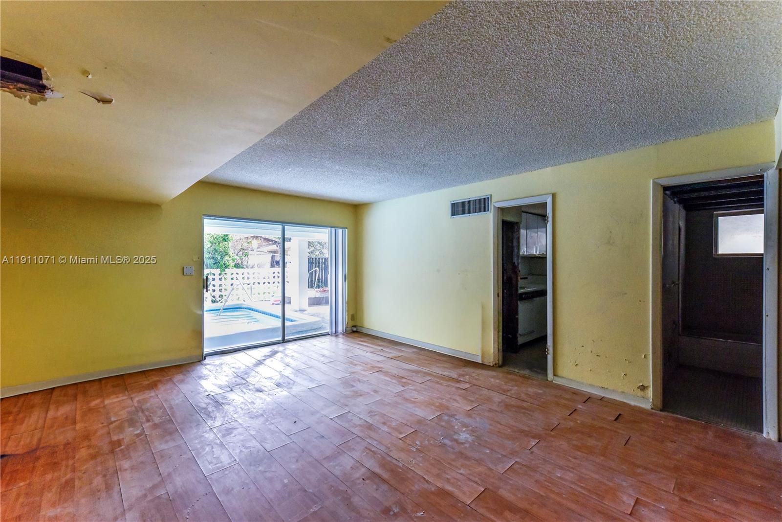 RIVIERA CONDO - Residential