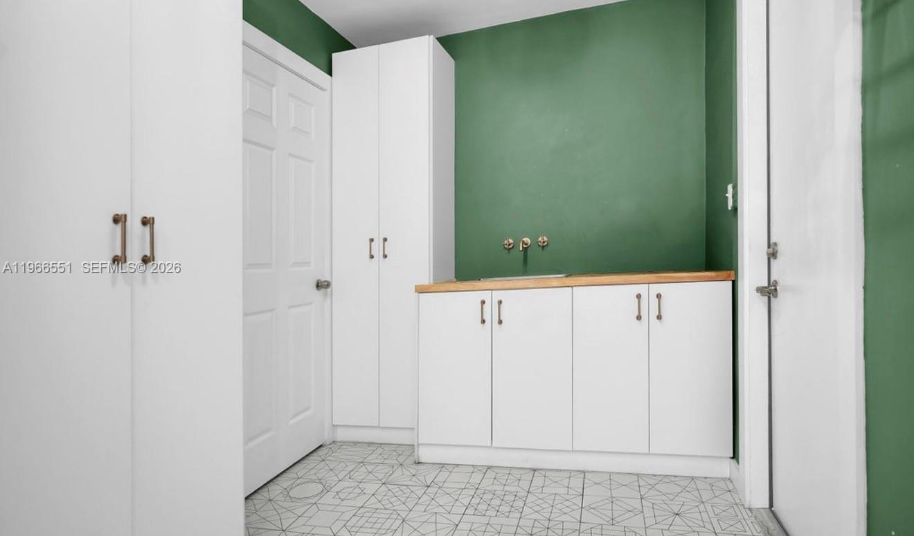 HOLLYWOOD LAKES SECTION - Residential