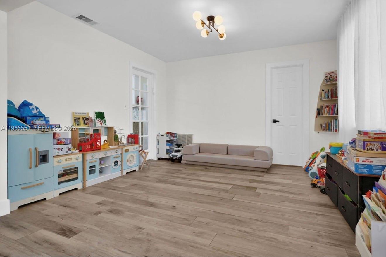 HOLLYWOOD LAKES SECTION - Residential