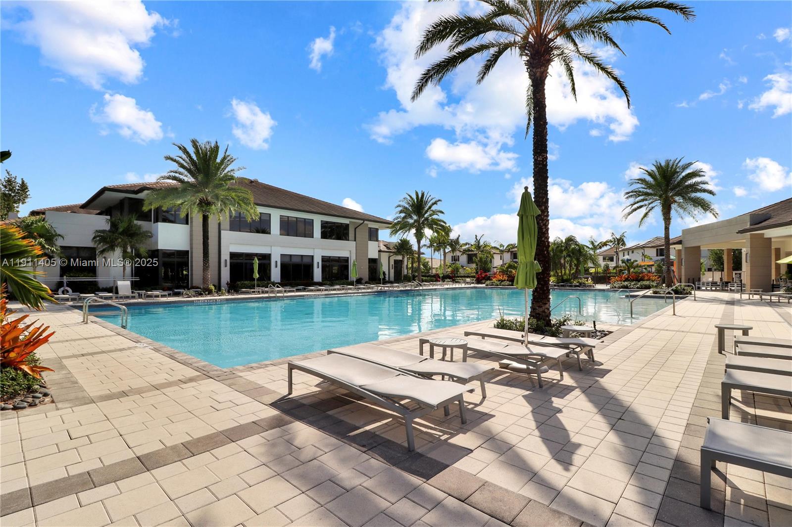 DOWNTOWN DORAL SOUTH PHAS - Residential