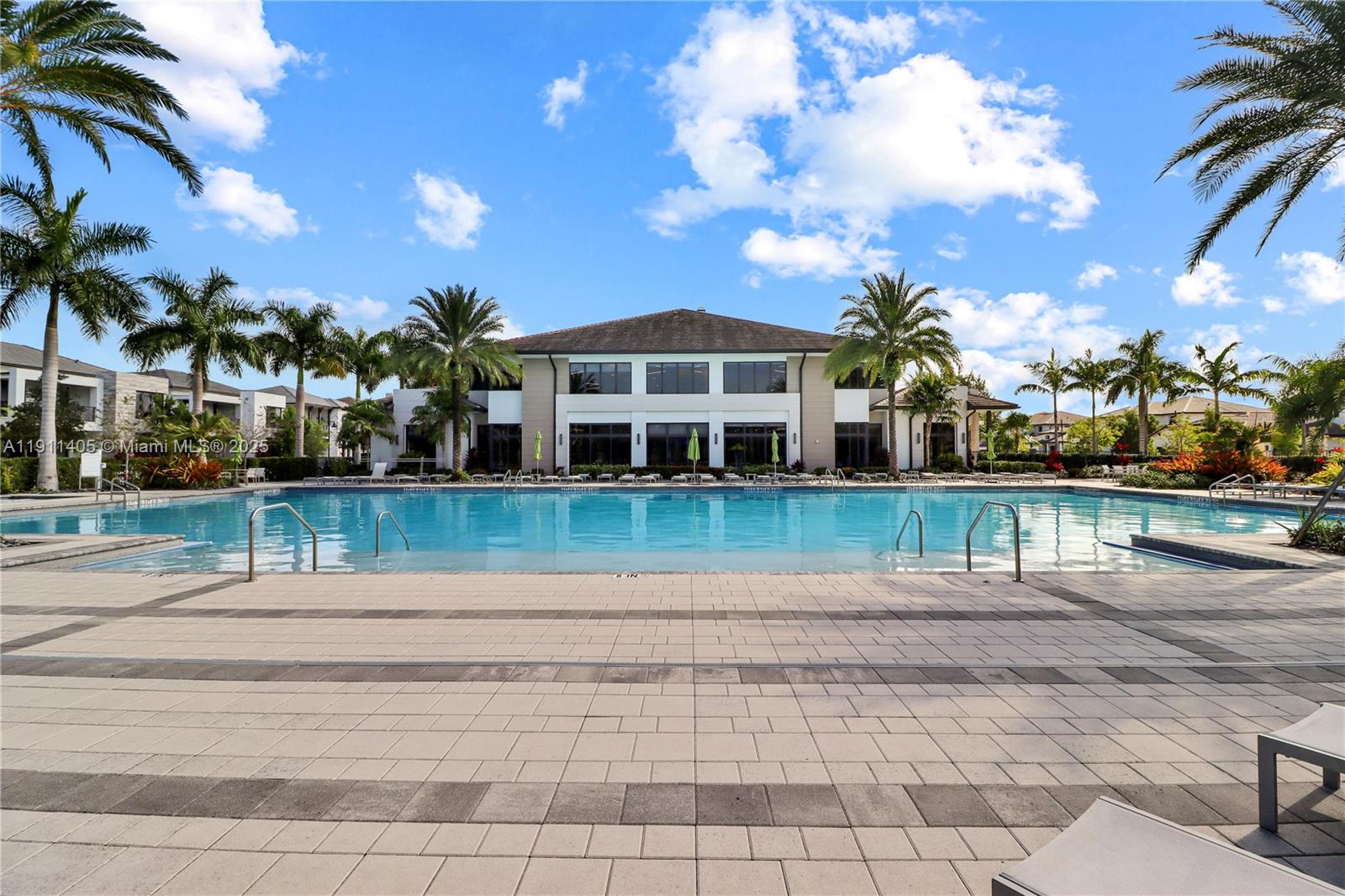 DOWNTOWN DORAL SOUTH PHAS - Residential