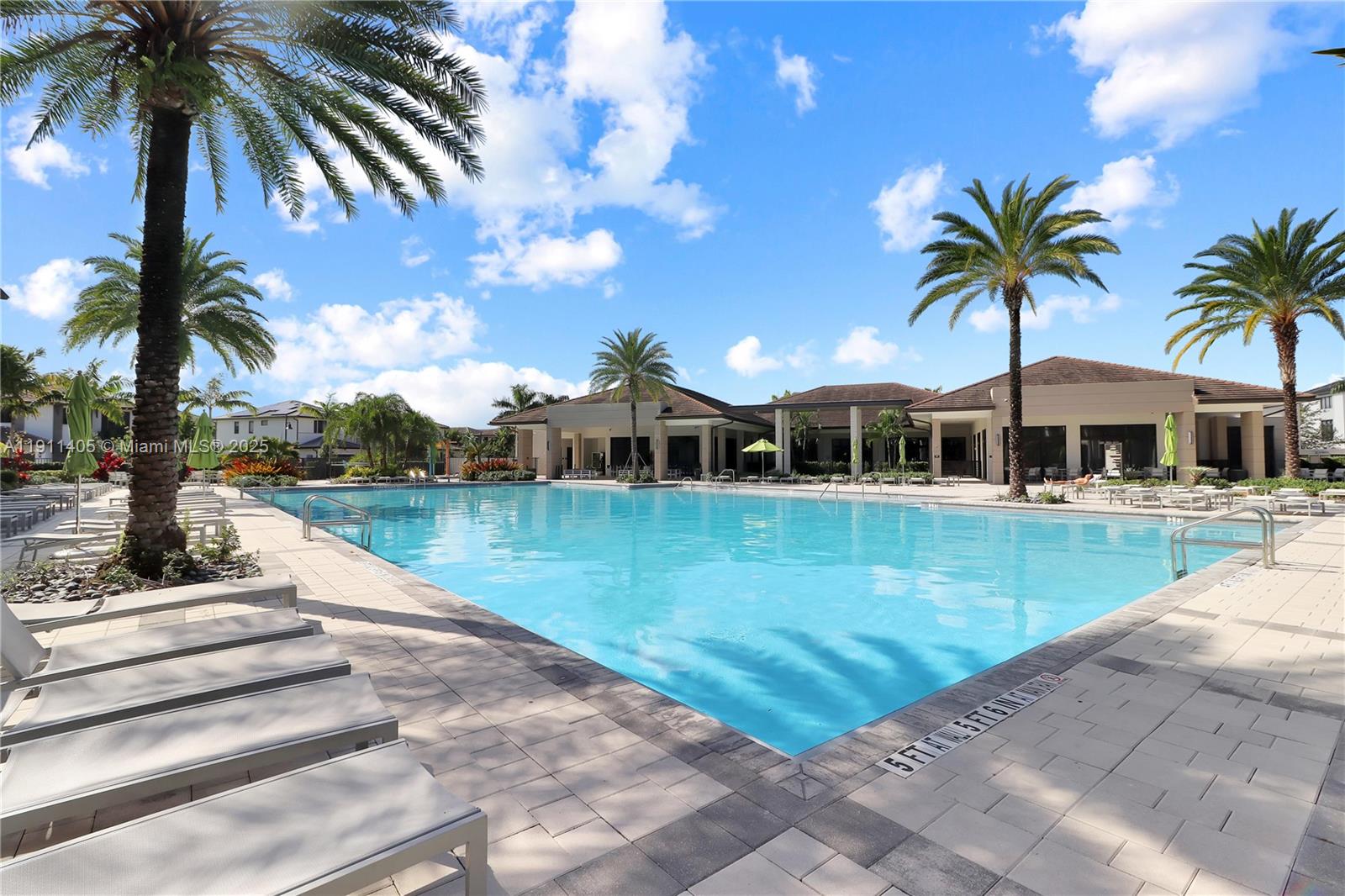 DOWNTOWN DORAL SOUTH PHAS - Residential