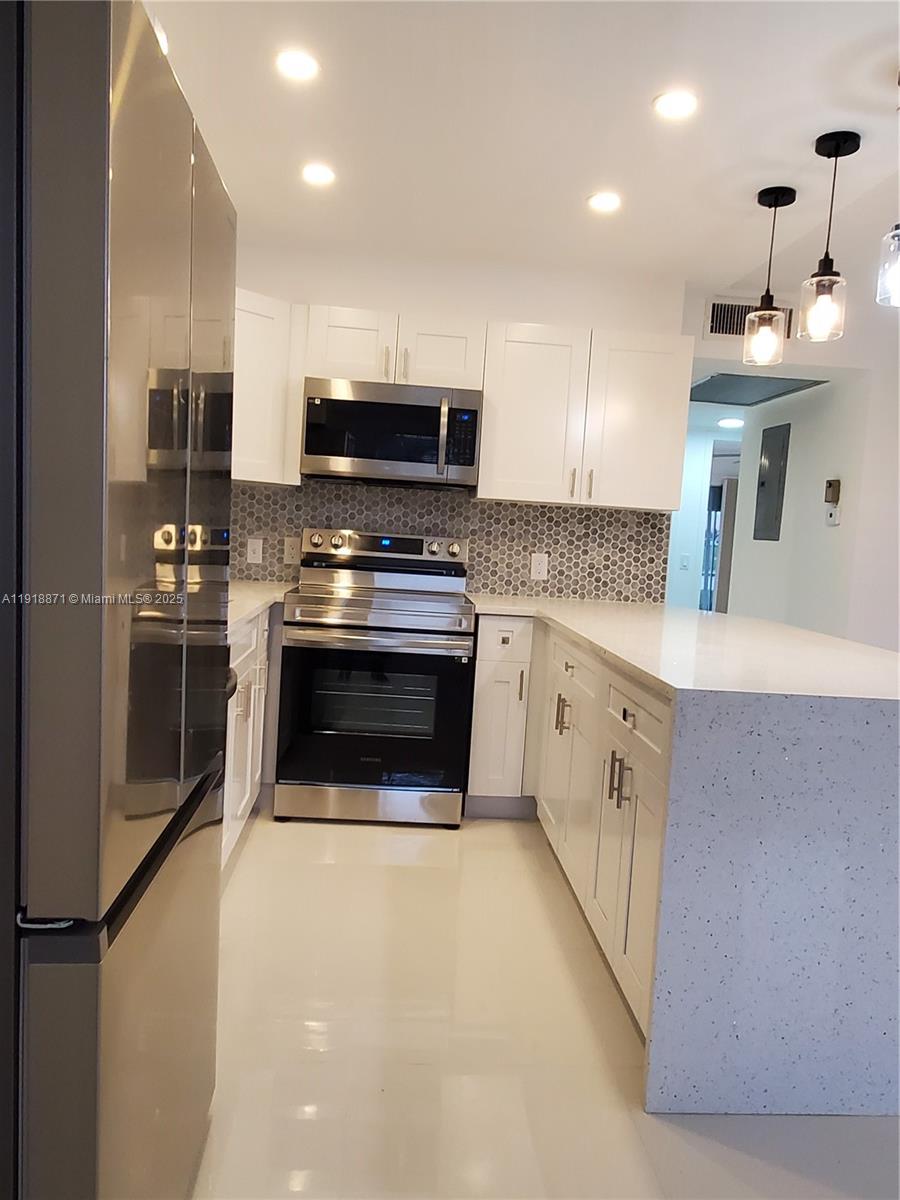 View photos, virtual tours, details... 1076 Cornwall D 1076