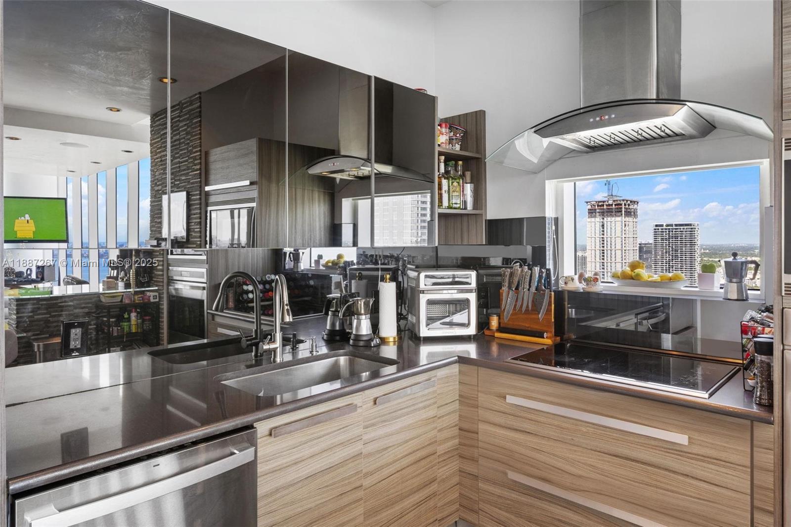 PARAMOUNT BAY CONDO - Residential