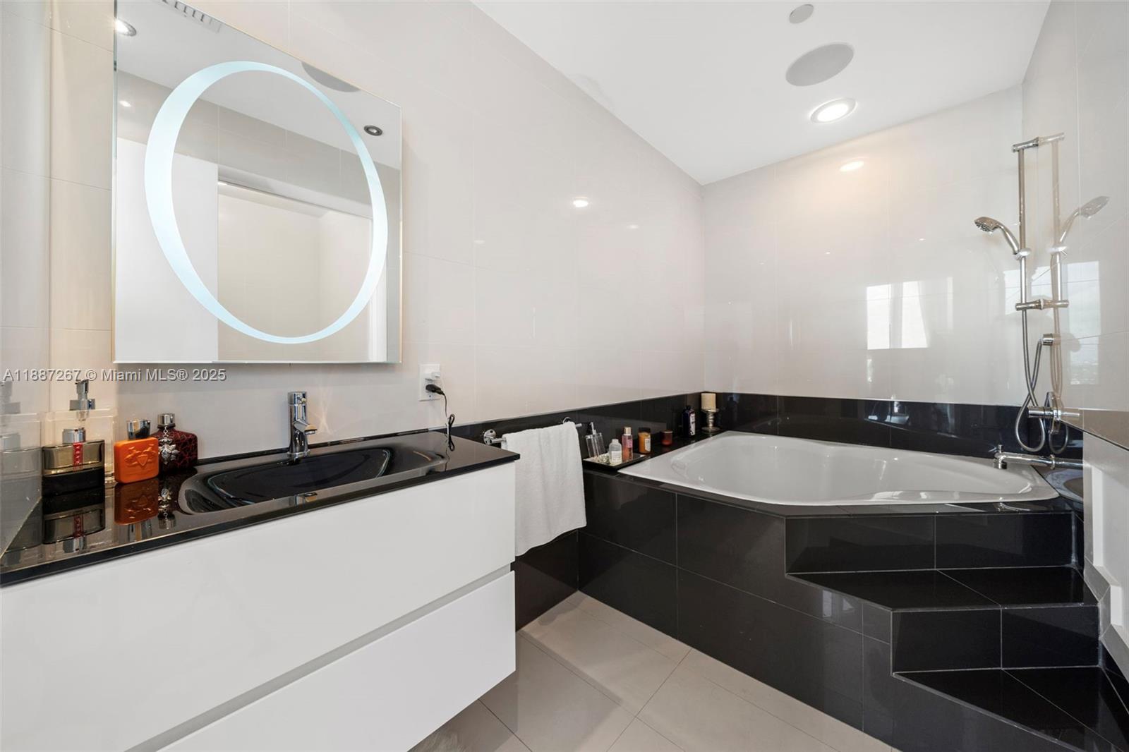 PARAMOUNT BAY CONDO - Residential