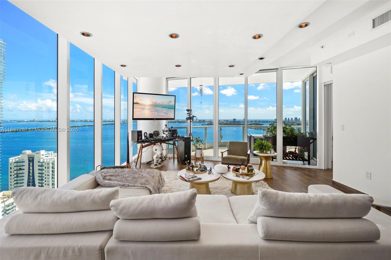 PARAMOUNT BAY CONDO - Residential