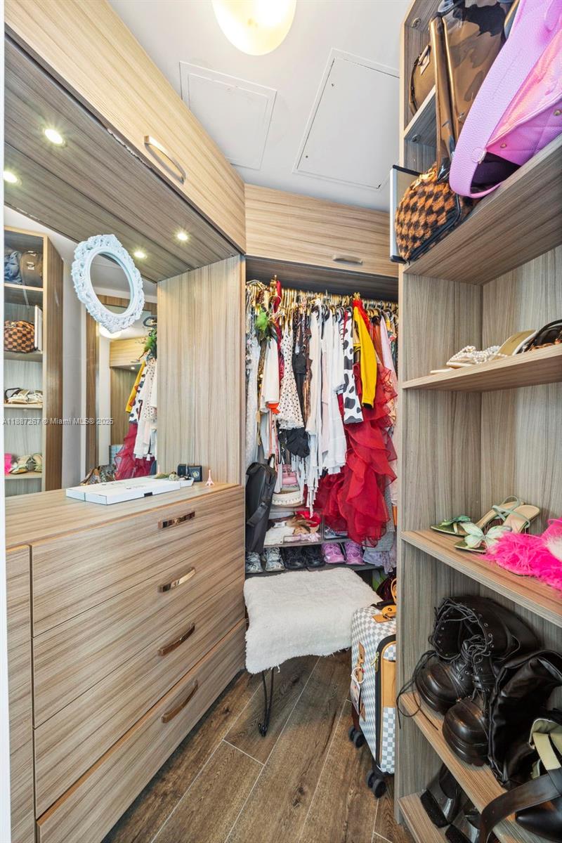 PARAMOUNT BAY CONDO - Residential