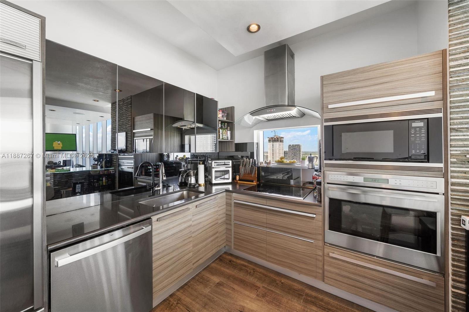 PARAMOUNT BAY CONDO - Residential