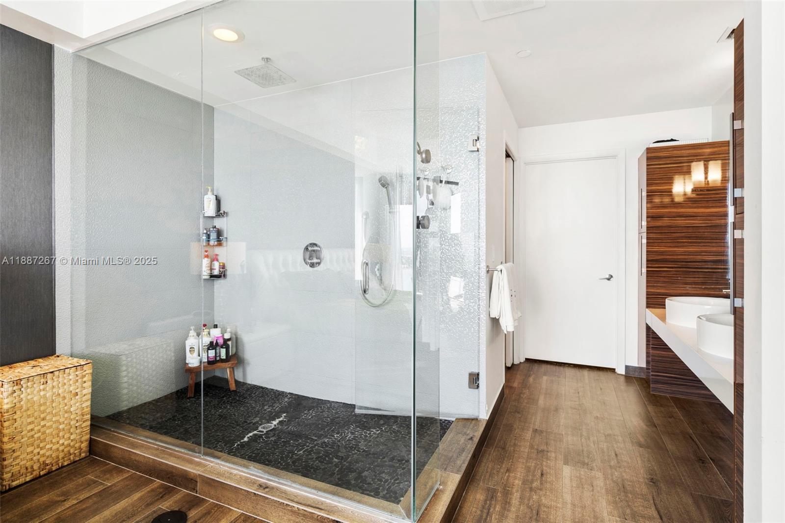 PARAMOUNT BAY CONDO - Residential