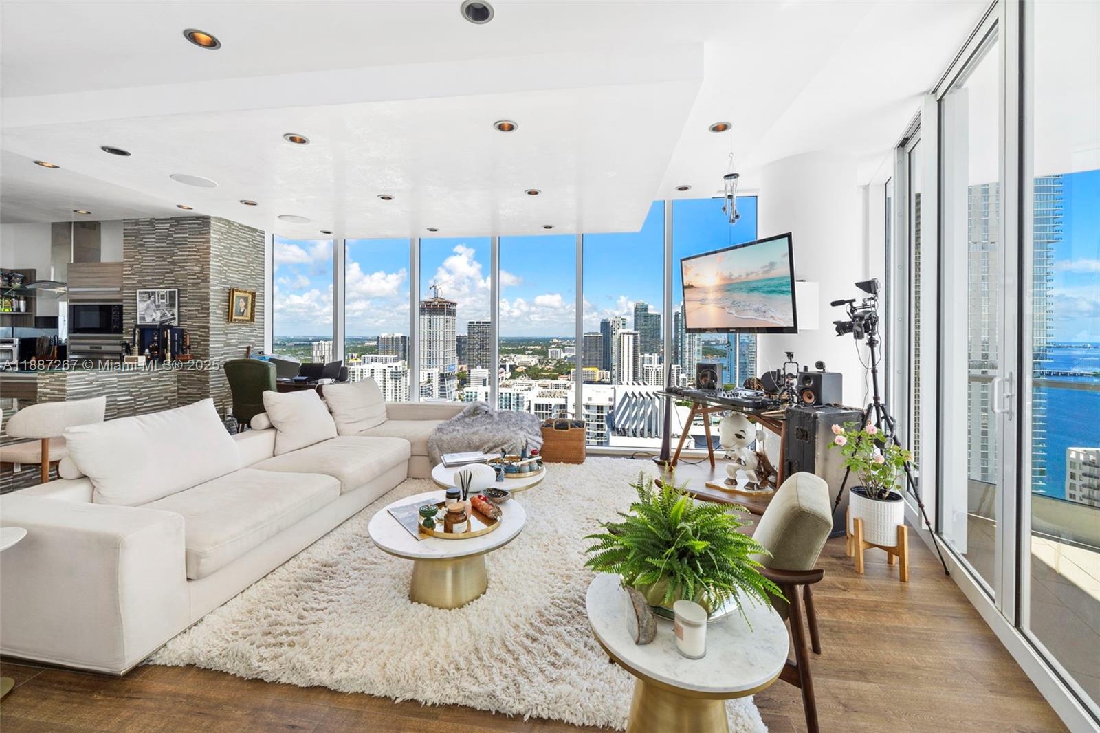 PARAMOUNT BAY CONDO - Residential