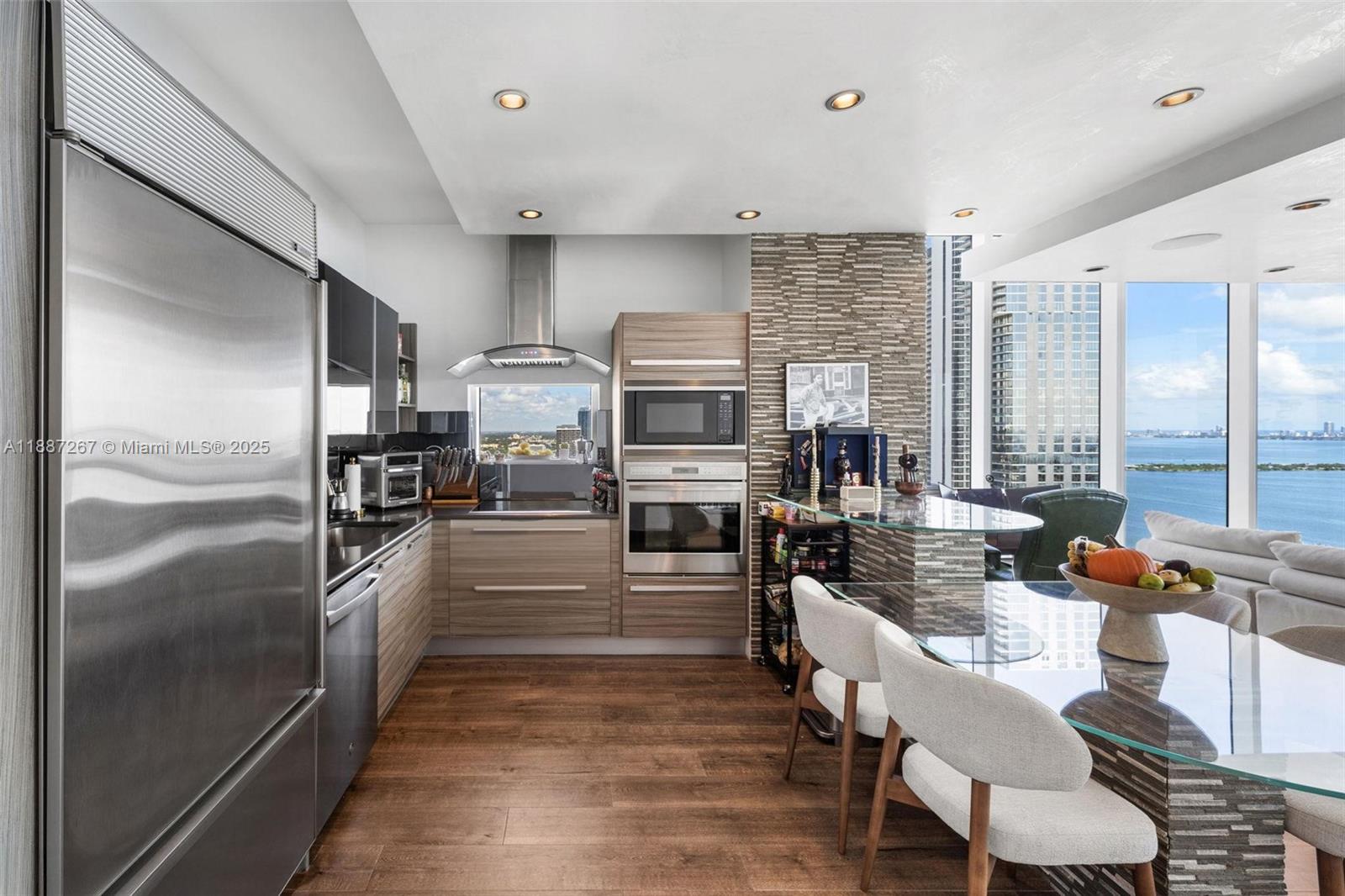 PARAMOUNT BAY CONDO - Residential