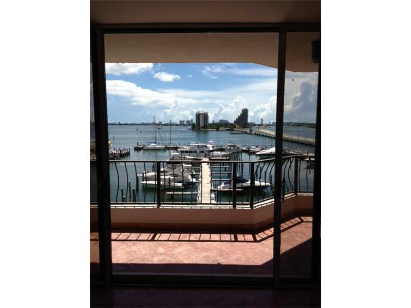 BRIGHT AND COZY STUDIO WITH AMAZING UNOBSTRUCTED VIEWS OF THE BAY AND MARINA IN A BUILDING WHICH FEATURES A RESTAURANT, GYM, TWO POOLSAND 24 HRS SECURITY. LOCATION IS PERFECT, CLOSE TO BRICKELL AREA, DOWNTOWN, SOUTH BEACH, IT IS ALL MINUTES AWAY.